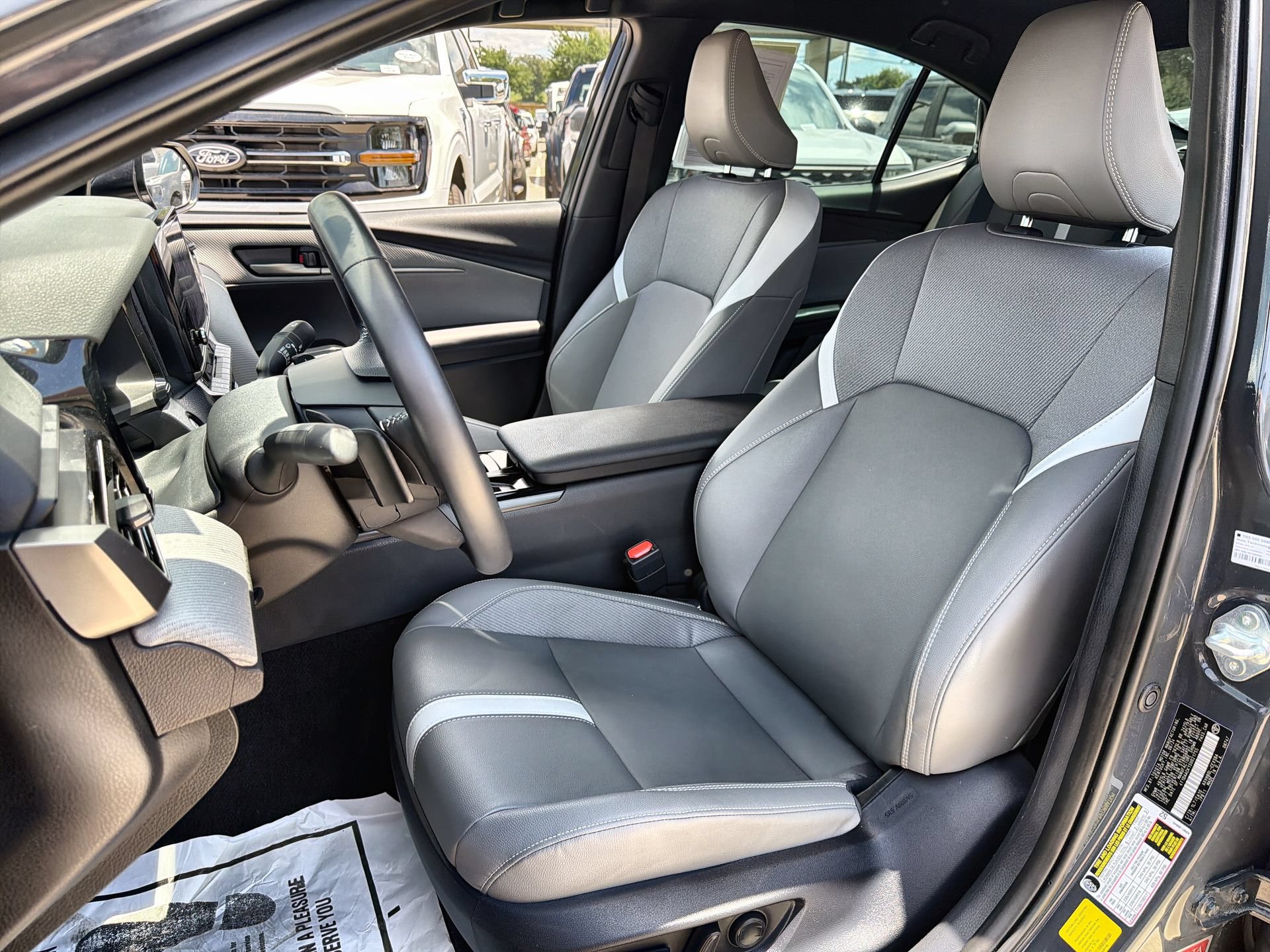 Used 2025 Toyota Camry SE FWD image 3