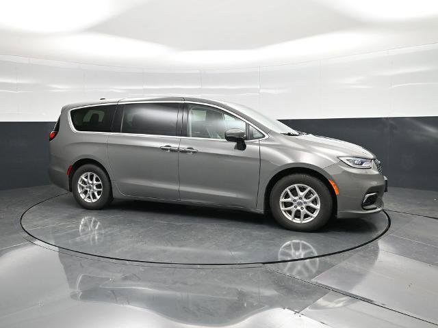 Used 2023 Chrysler Pacifica Touring-L image 3