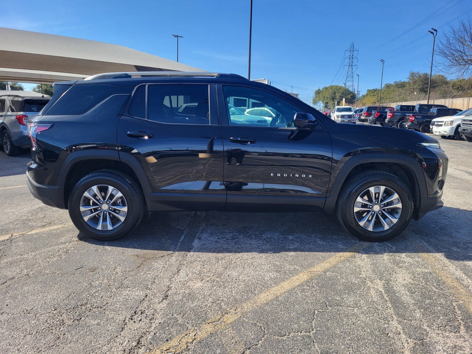 Used 2025 Chevrolet Equinox LT w/ Convenience Package II image 2