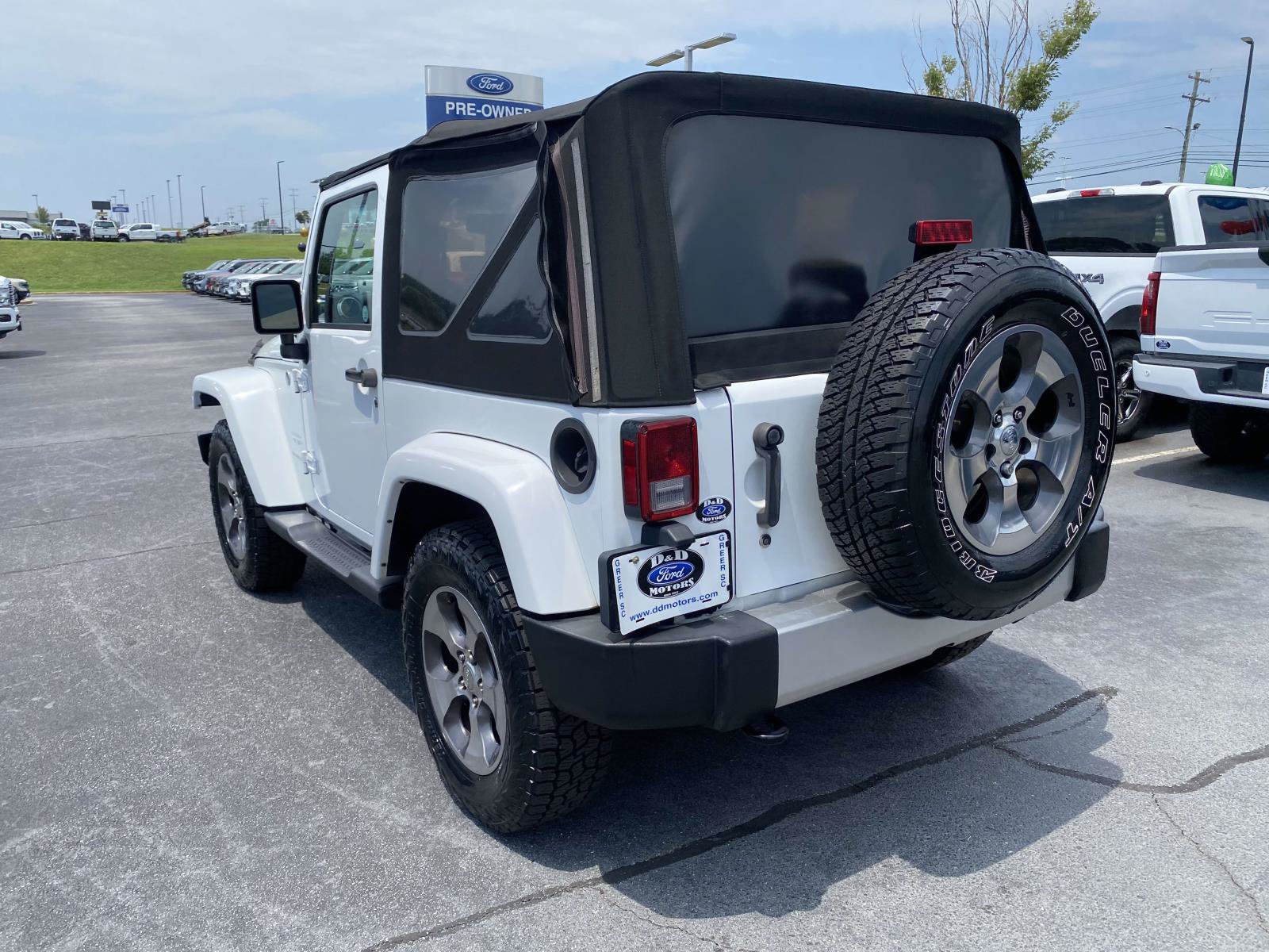 Used 2018 Jeep Wrangler Sahara w/ Connectivity Group AWD/4WD image 5