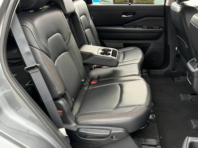Used 2024 Nissan Pathfinder SL AWD/4WD image 38