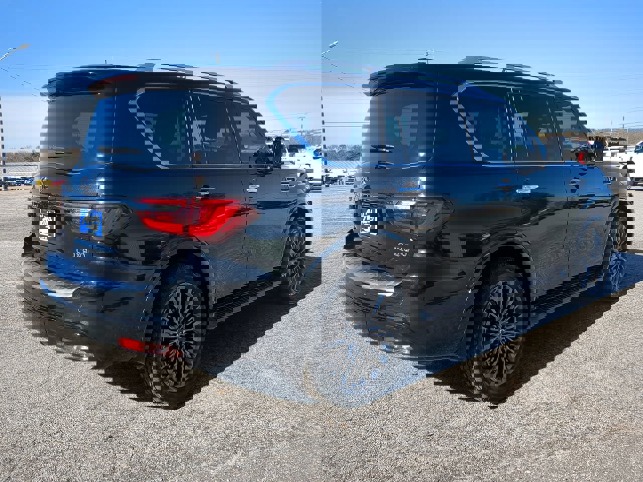 Used 2023 INFINITI QX80 Premium Select w/ All-Season Package image 3