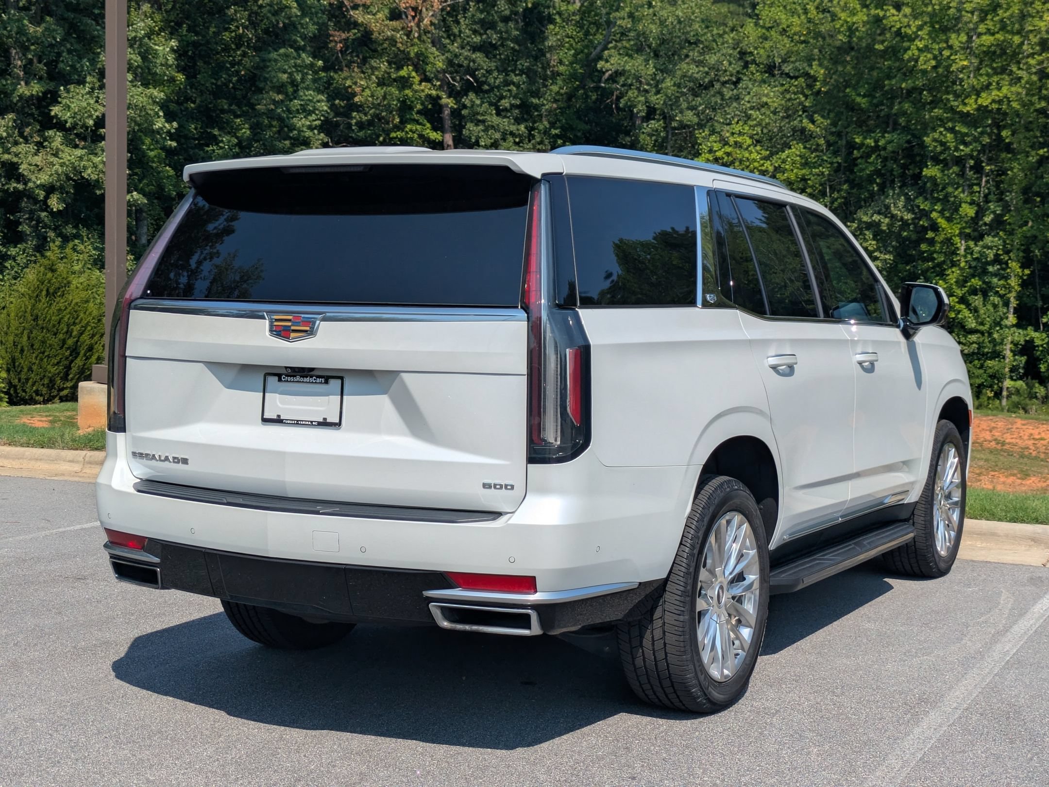 Used 2023 Cadillac Escalade Premium Luxury AWD/4WD image 3