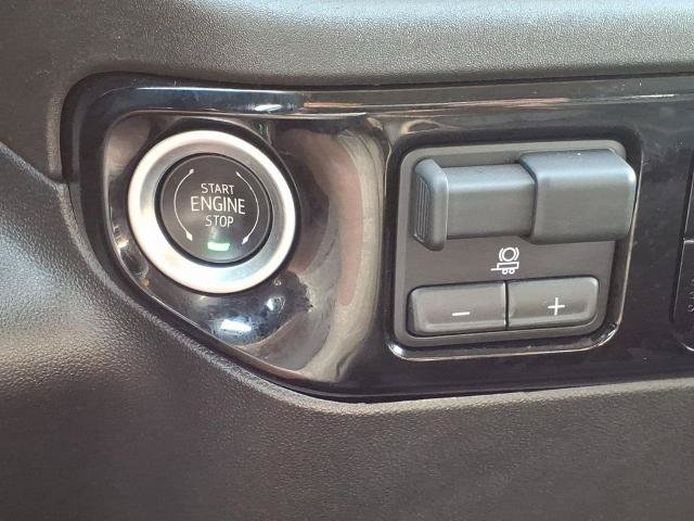 Used 2025 Chevrolet Silverado 1500 LT AWD/4WD image 17