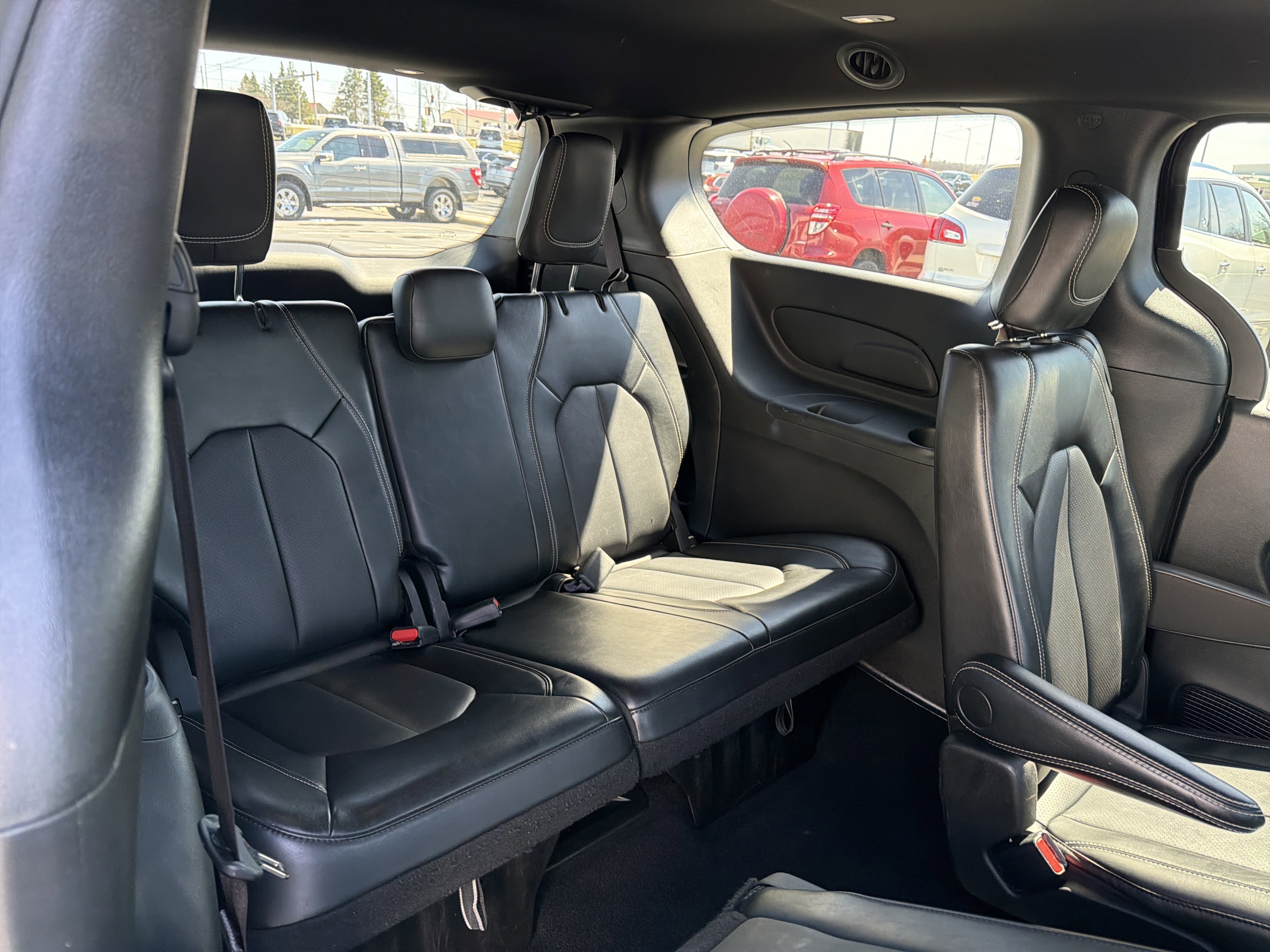 Used 2025 Chrysler Pacifica Select image 18