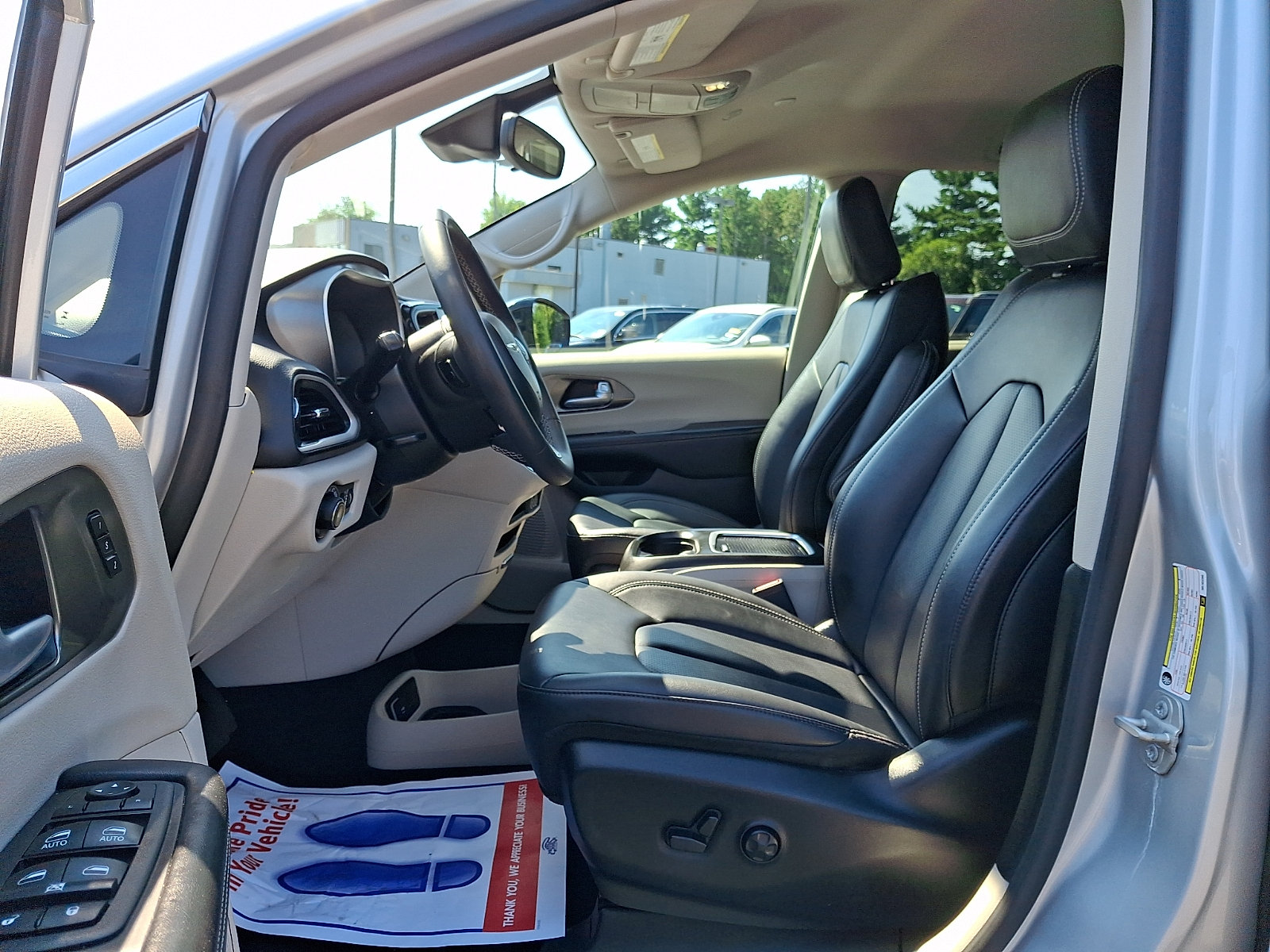 Used 2024 Chrysler Pacifica Touring-L FWD image 16