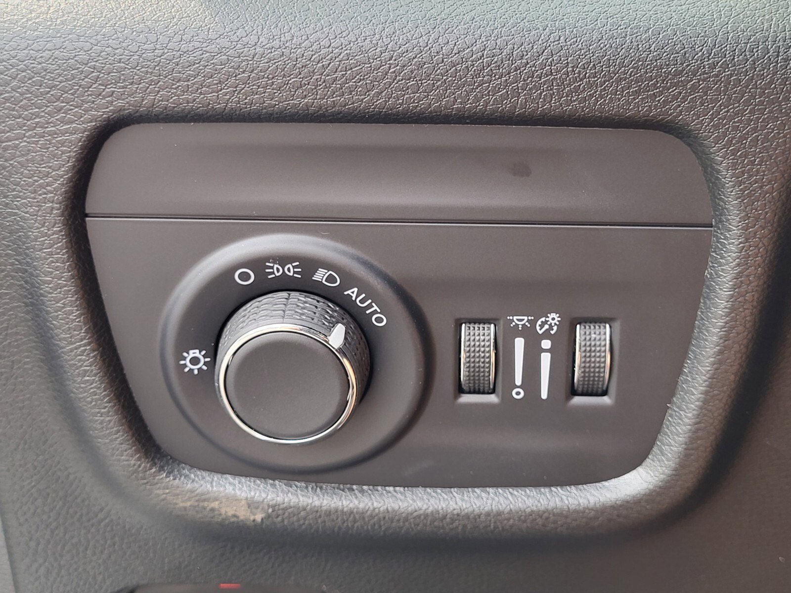 Used 2025 Jeep Grand Cherokee L Laredo image 24