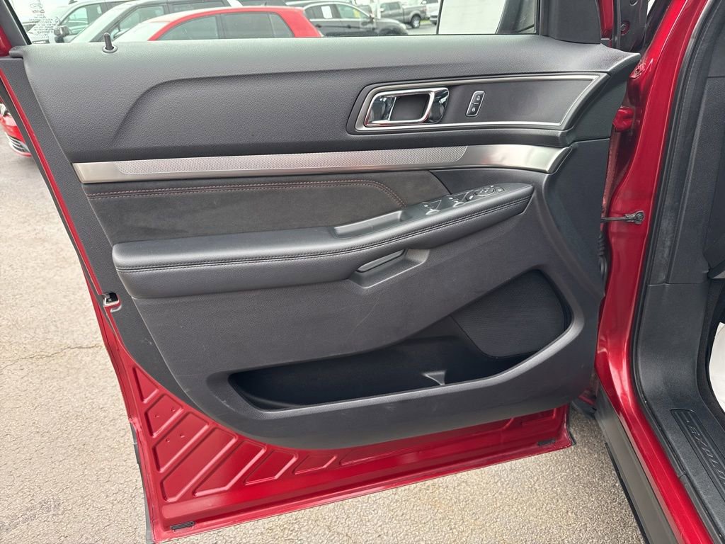 Certified 2019 Ford Explorer XLT w/ Equipment Group 202A AWD/4WD image 5