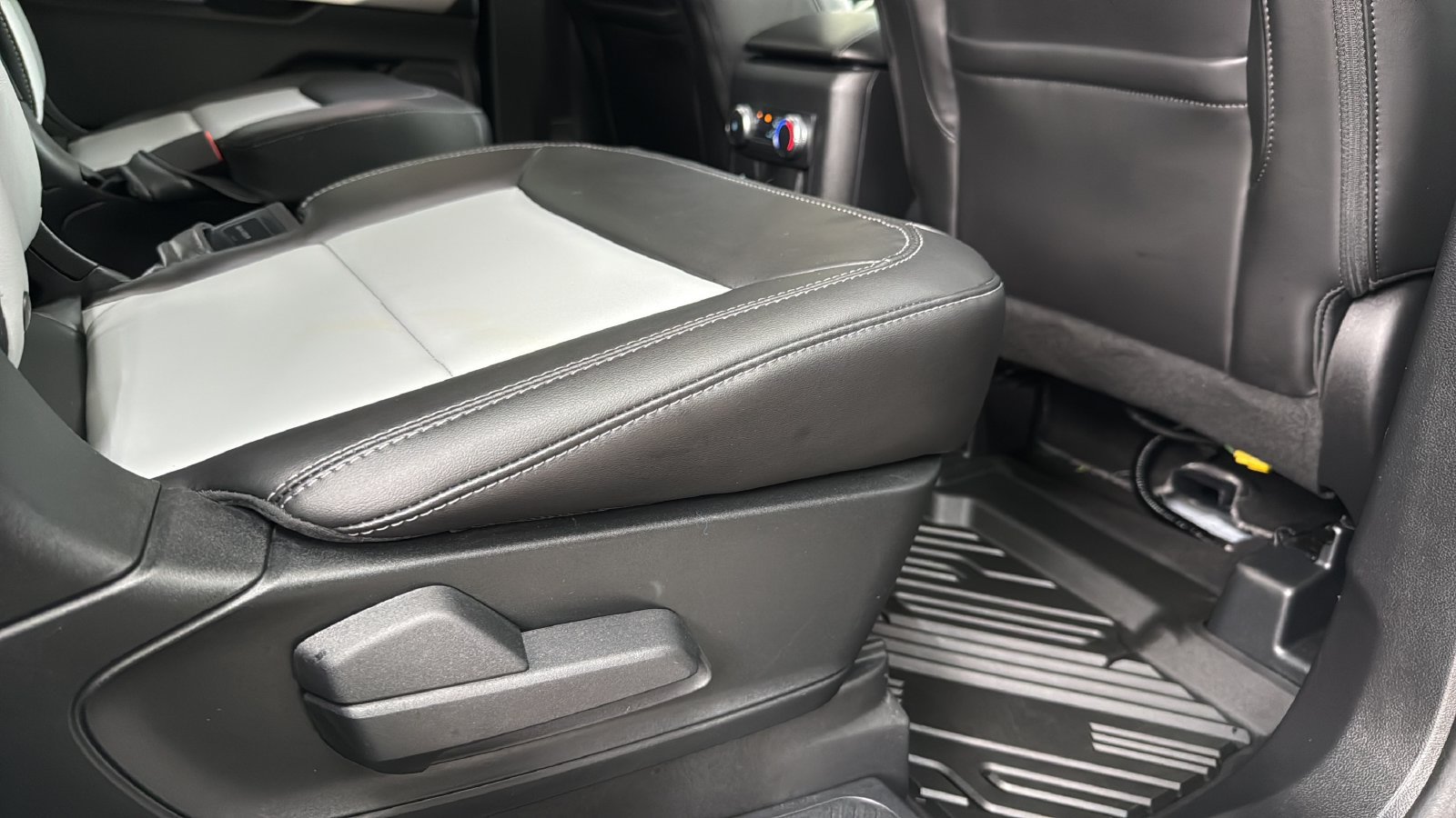 Certified 2022 Ford Explorer XLT w/ Equipment Group 202A RWD image 21