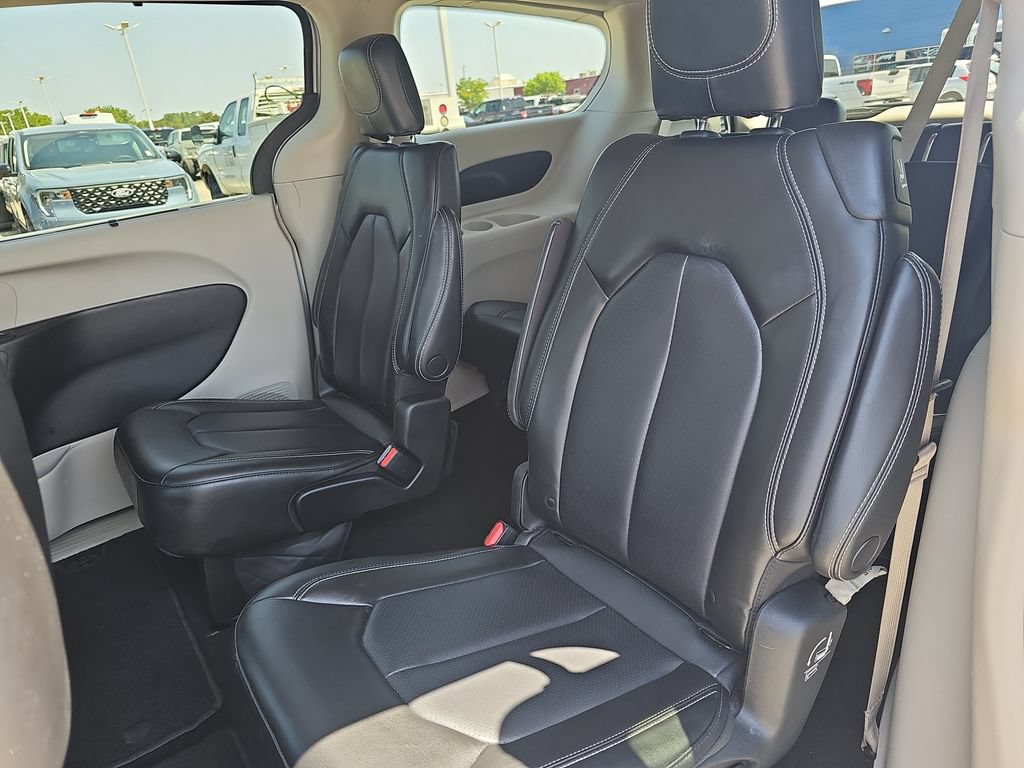 Used 2023 Chrysler Pacifica Touring-L FWD image 14