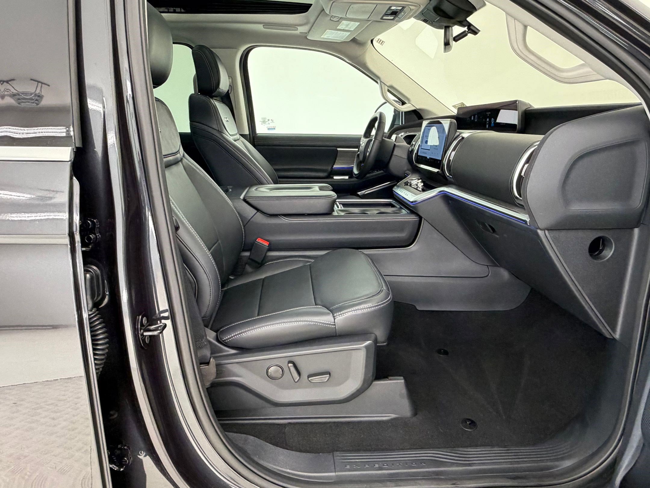 Certified 2025 Ford Expedition Platinum w/ Driver's Package image 33