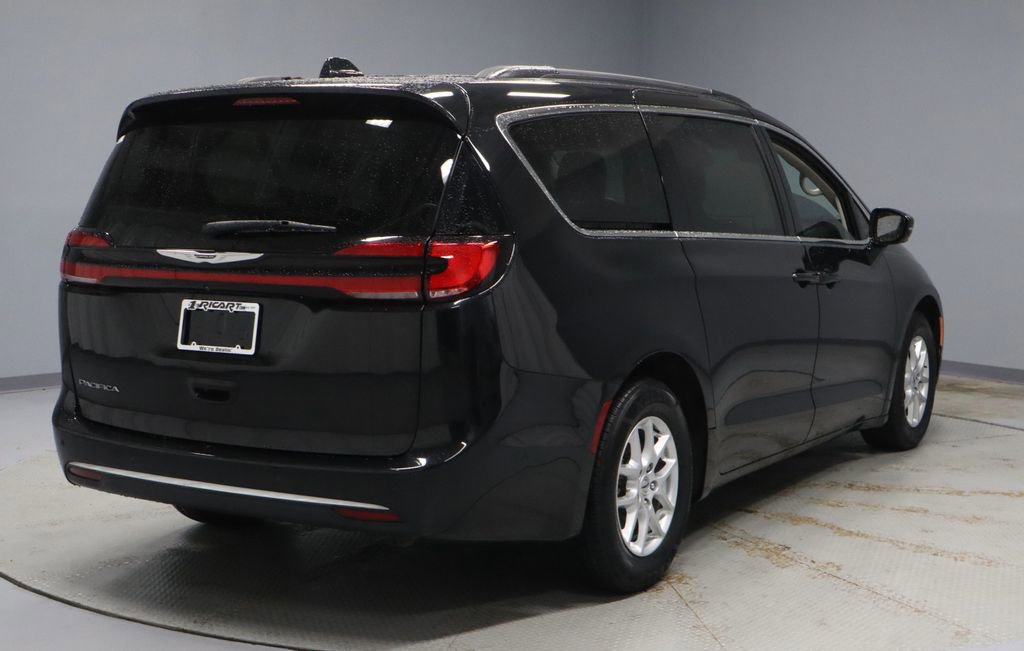 Used 2022 Chrysler Pacifica Touring-L w/ Uconnect Theater Family Group FWD image 12