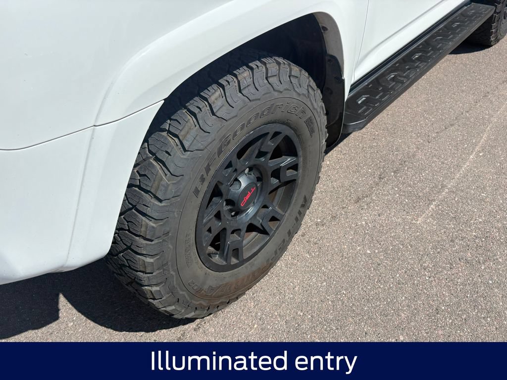 Used 2018 Toyota 4Runner SR5 AWD/4WD image 12