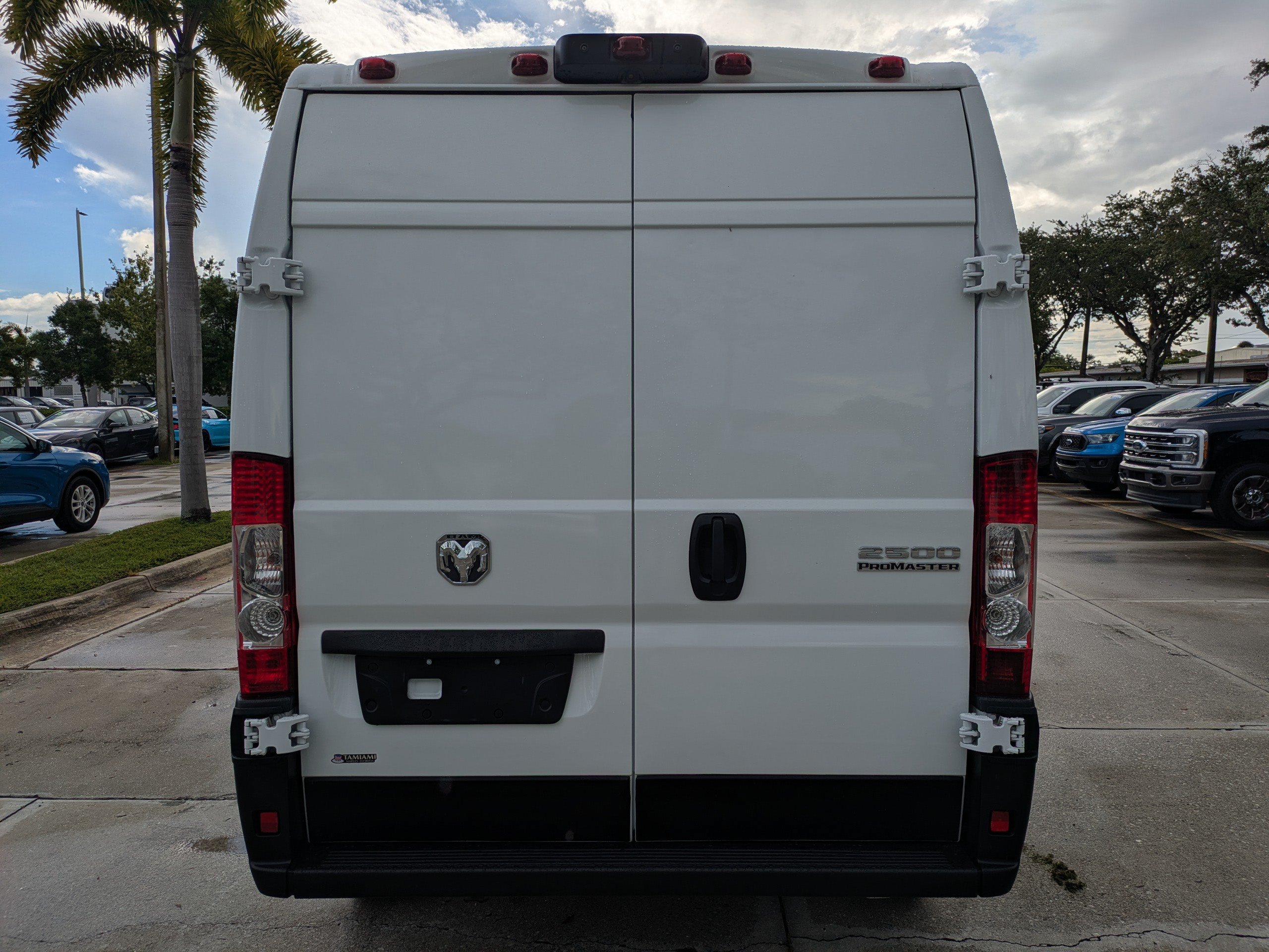 Used 2024 RAM ProMaster 2500 w/ Convenience Group FWD image 5
