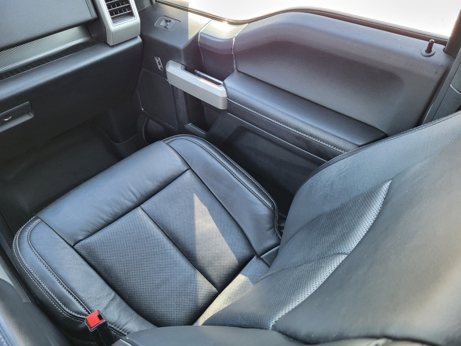 Certified 2019 Ford F150 Lariat w/ Equipment Group 502A Luxury image 17