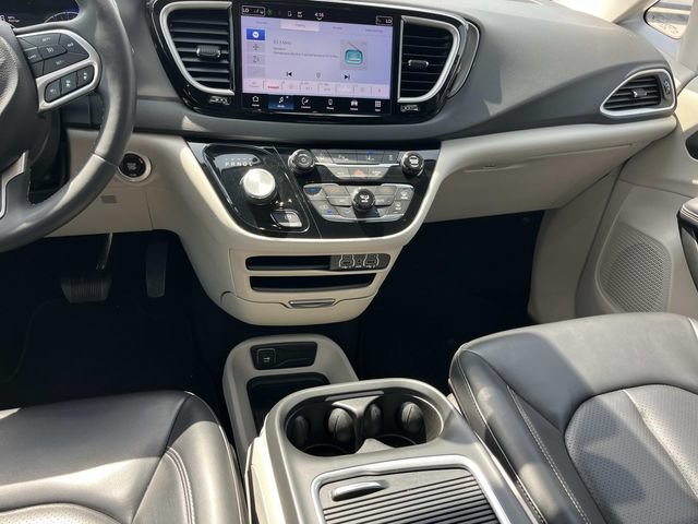 Used 2023 Chrysler Pacifica Touring-L FWD image 16