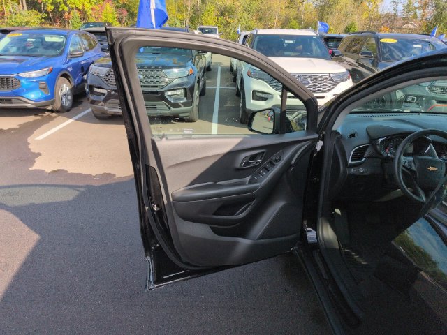 Used 2022 Chevrolet Trax LS w/ Tint and Cruise Package AWD/4WD image 24