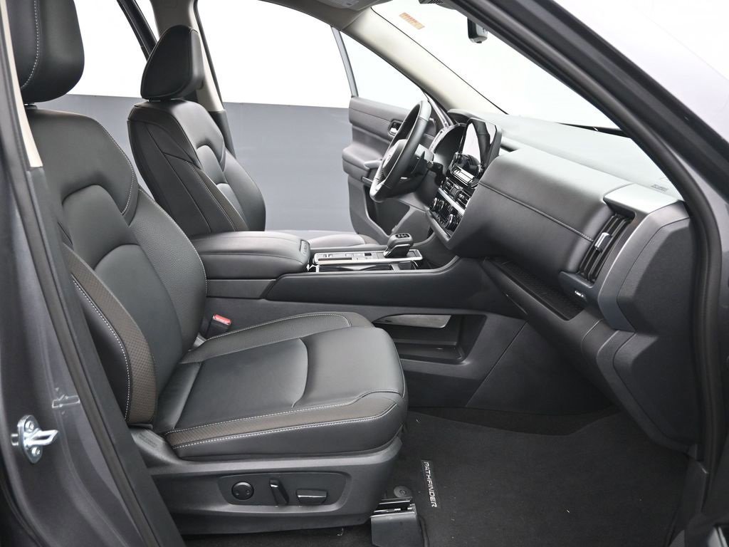 Used 2025 Nissan Pathfinder SL image 29