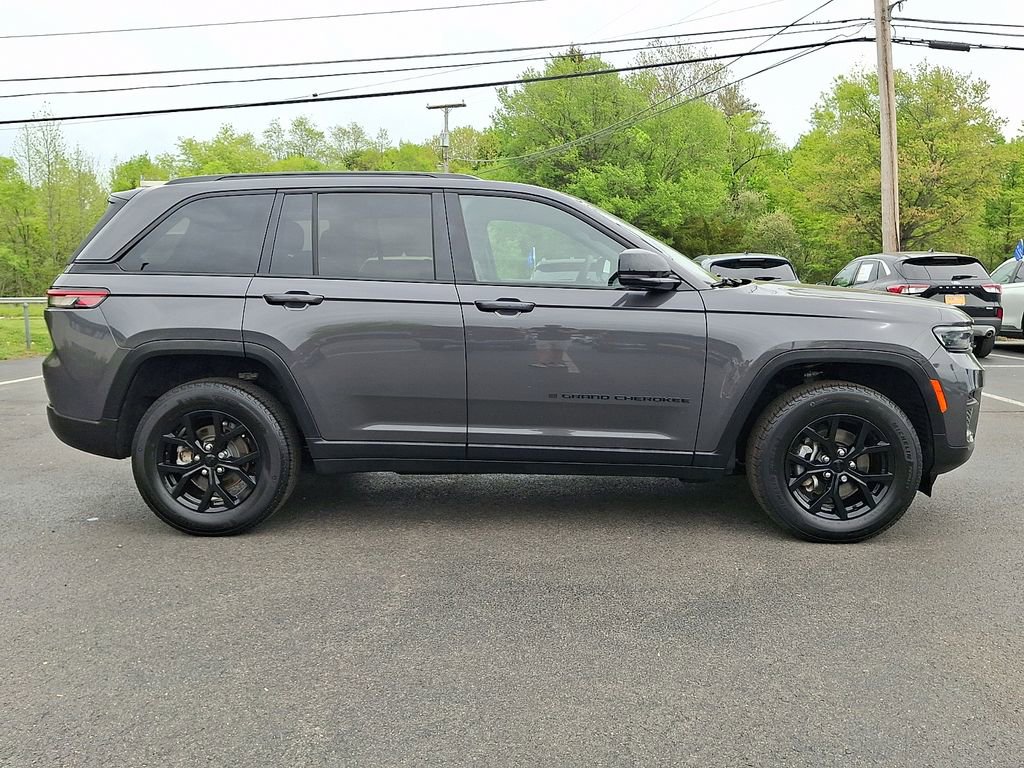 Used 2025 Jeep Grand Cherokee Altitude AWD/4WD image 8
