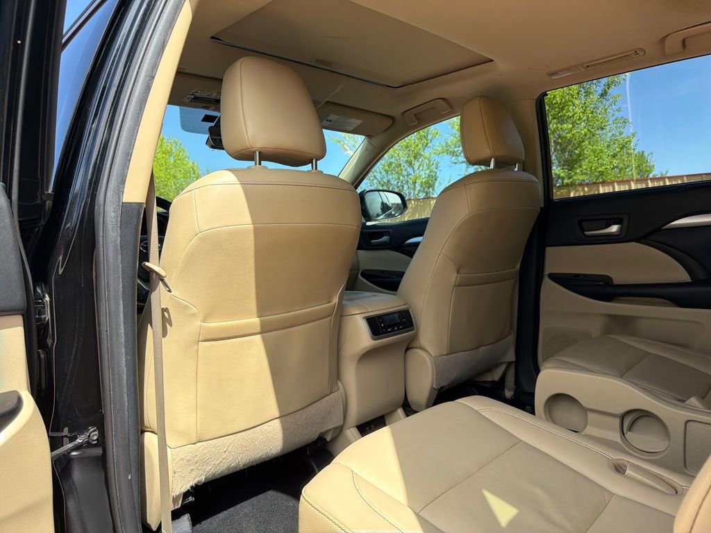 Used 2019 Toyota Highlander XLE AWD/4WD image 24