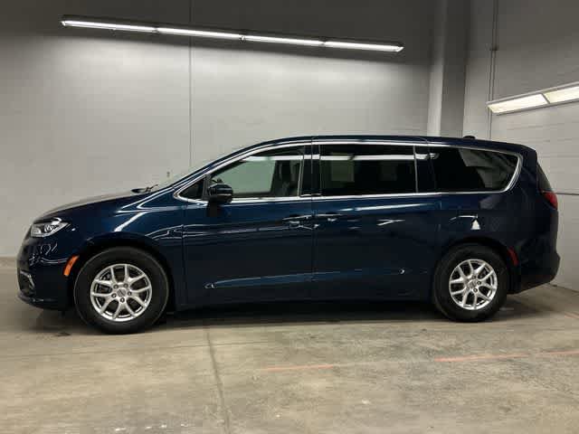 Used 2023 Chrysler Pacifica Touring-L FWD image 2