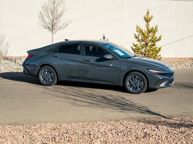 Used 2024 Hyundai Elantra Blue image 9