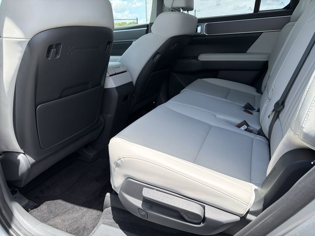 Used 2025 Hyundai Santa Fe SEL FWD image 16