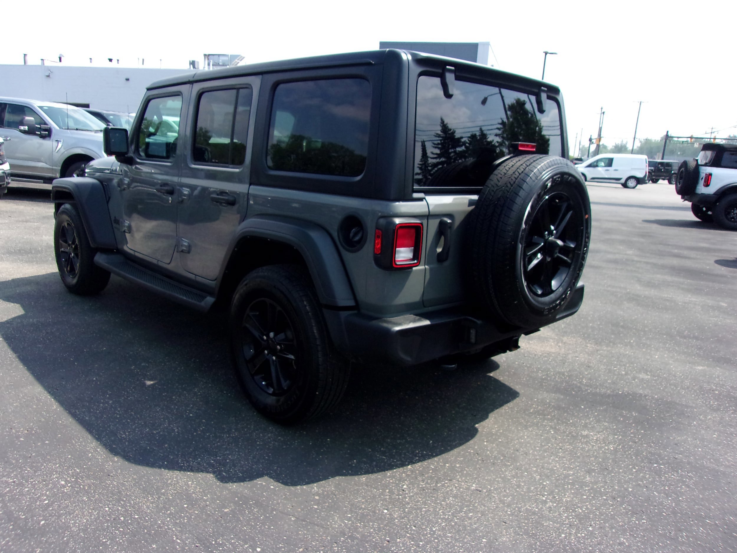 Used 2022 Jeep Wrangler Unlimited Sport AWD/4WD image 3