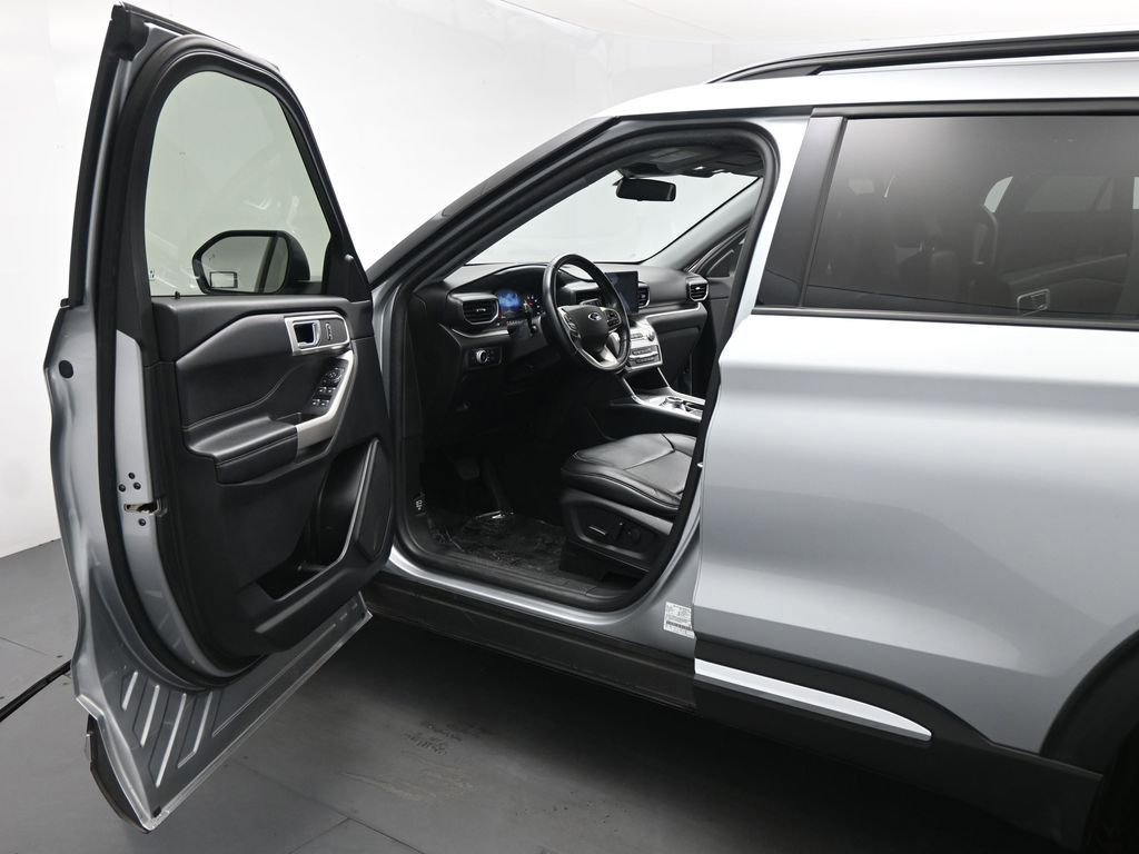 Certified 2022 Ford Explorer XLT w/ Equipment Group 202A image 9