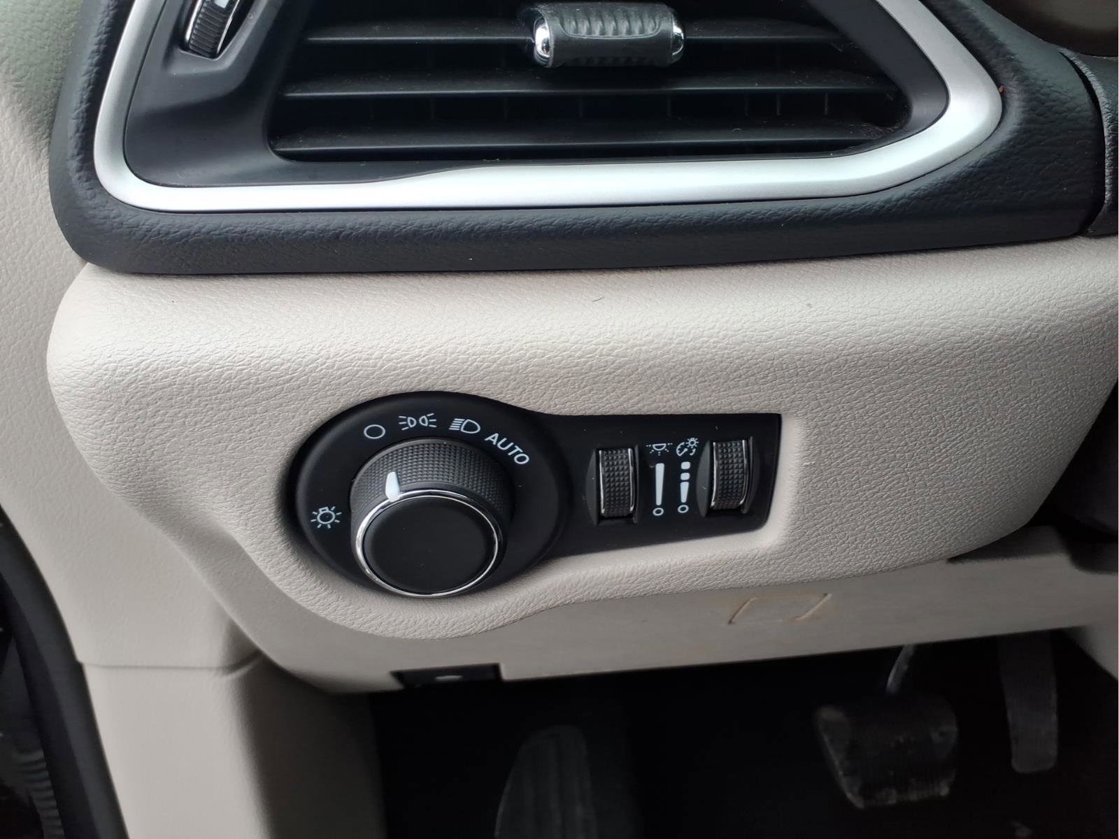 Used 2023 Chrysler Voyager LX image 14