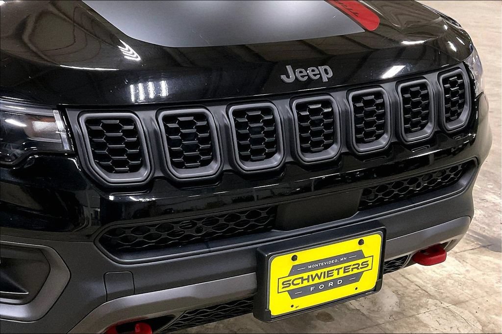 Used 2025 Jeep Compass Trailhawk AWD/4WD image 28