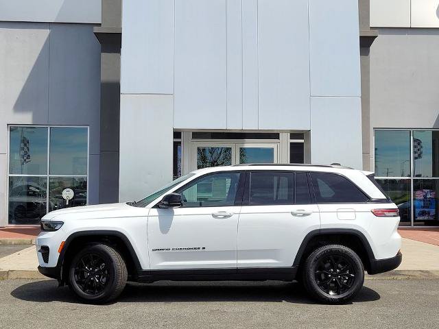 Used 2024 Jeep Grand Cherokee Altitude AWD/4WD image 7