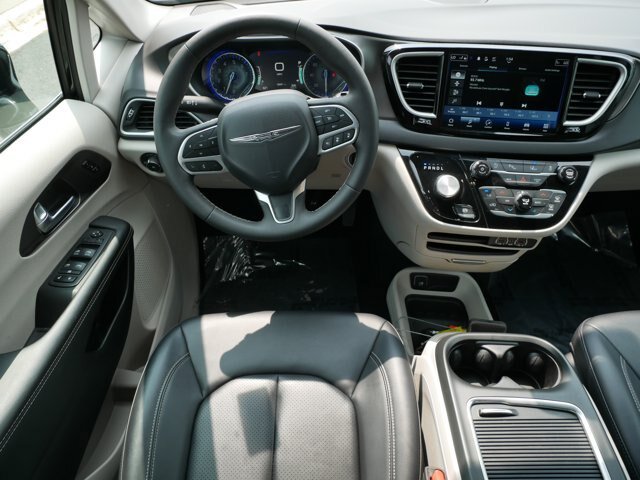 Used 2024 Chrysler Pacifica Touring-L FWD image 13
