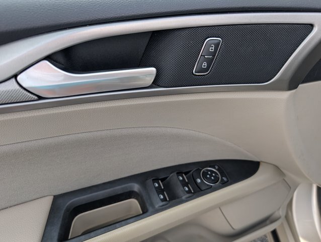 Certified 2018 Ford Fusion SE w/ Fusion SE Technology Package FWD image 9