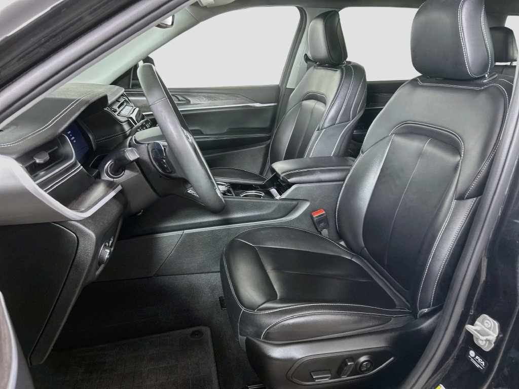 Used 2023 Jeep Grand Cherokee L Limited AWD/4WD image 13