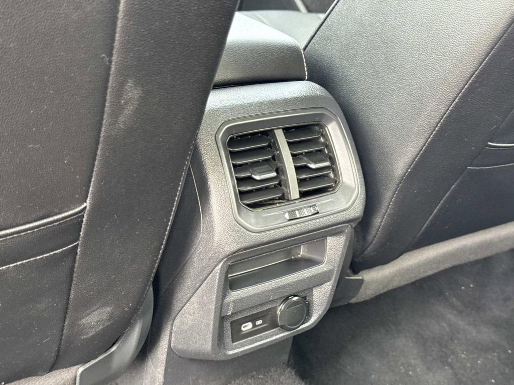 Used 2023 Volkswagen Tiguan SE w/ Panoramic Sunroof Package image 25