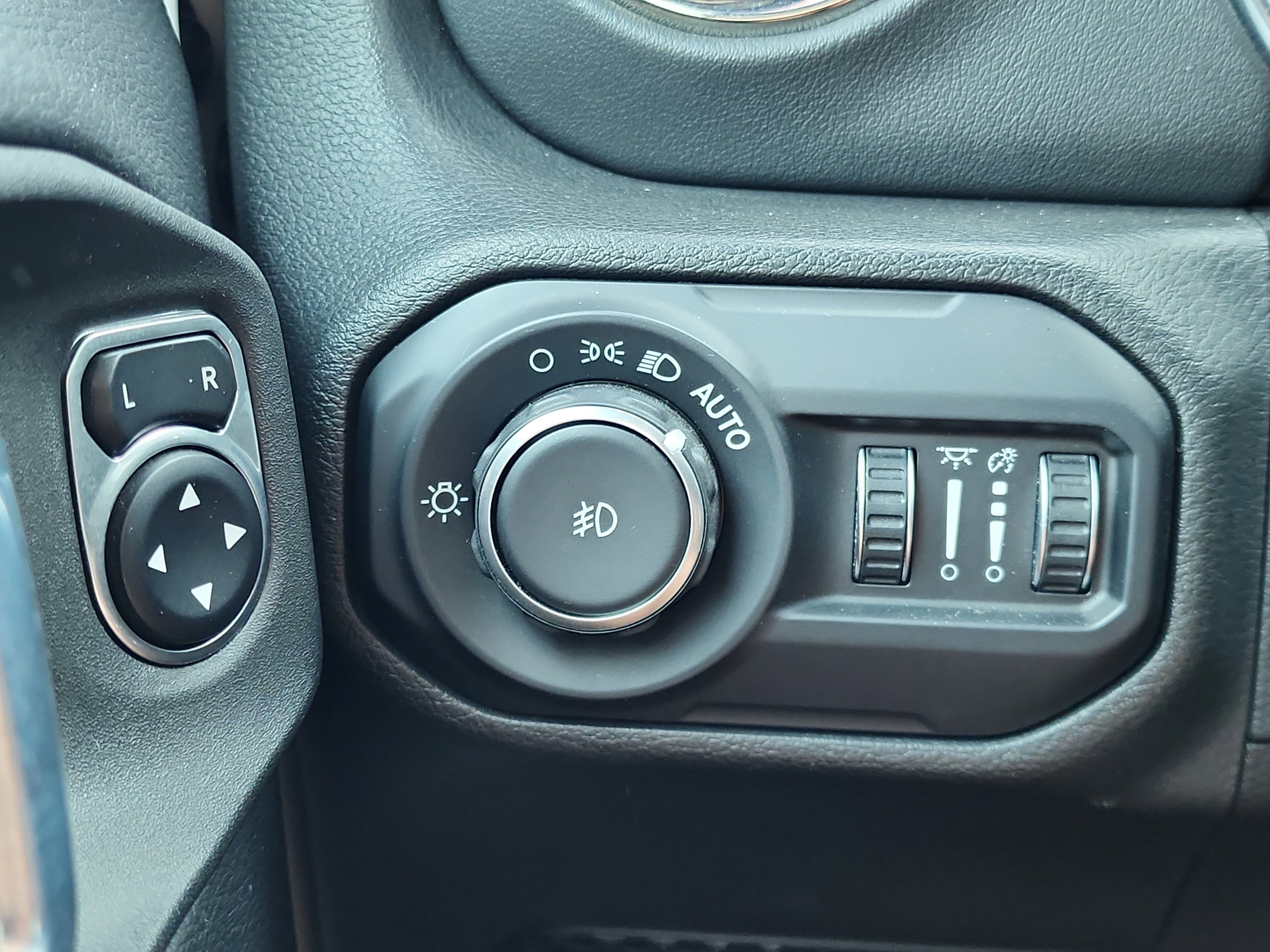 Used 2021 Jeep Wrangler Unlimited Sahara image 25