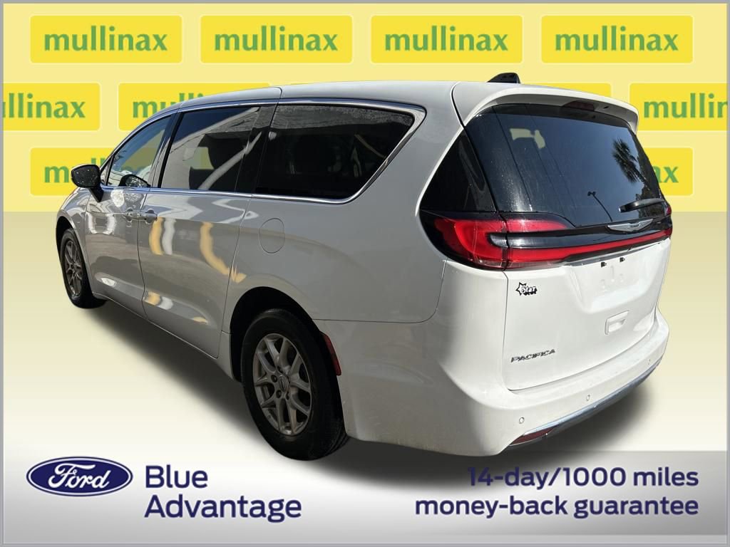 Used 2023 Chrysler Pacifica Touring-L image 3