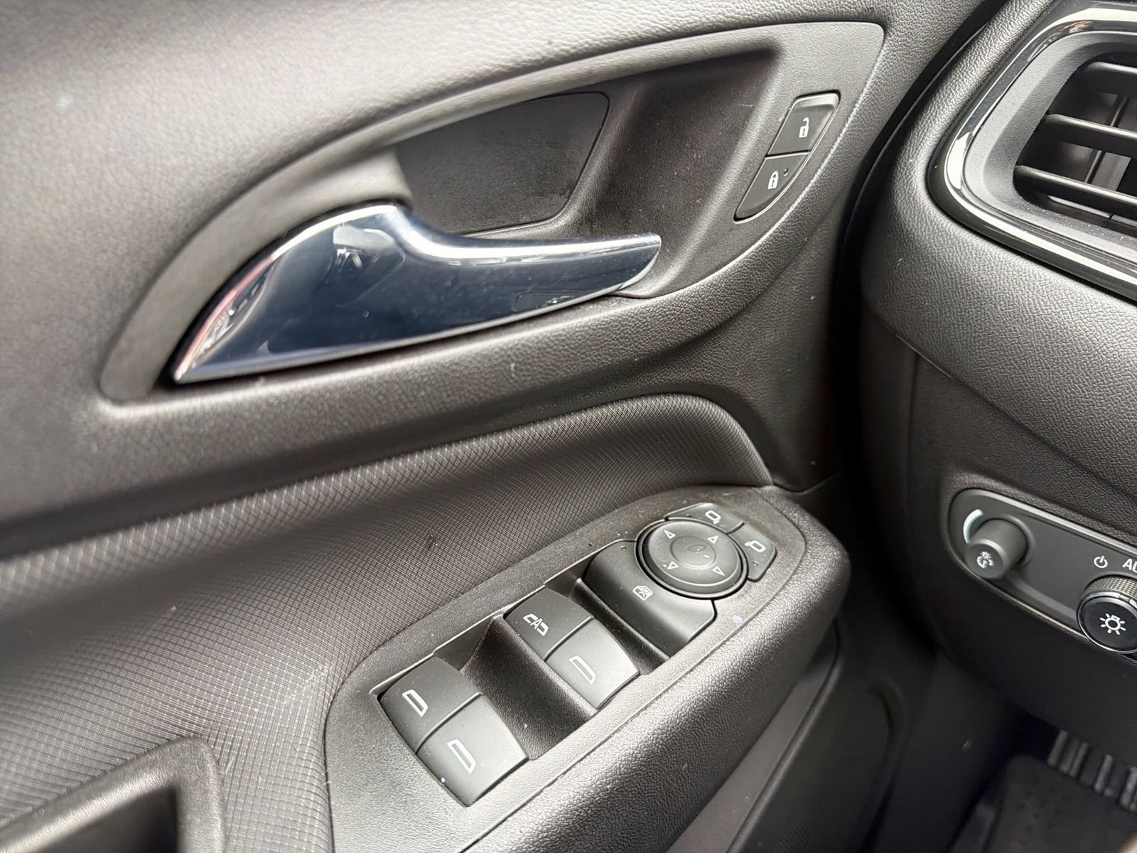 Used 2023 Chevrolet Equinox RS w/ LPO, Floor Liner Package AWD/4WD image 21