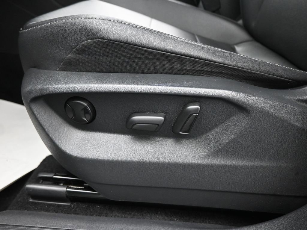 Used 2019 Volkswagen Tiguan SE w/ Panoramic Sunroof Package FWD image 11