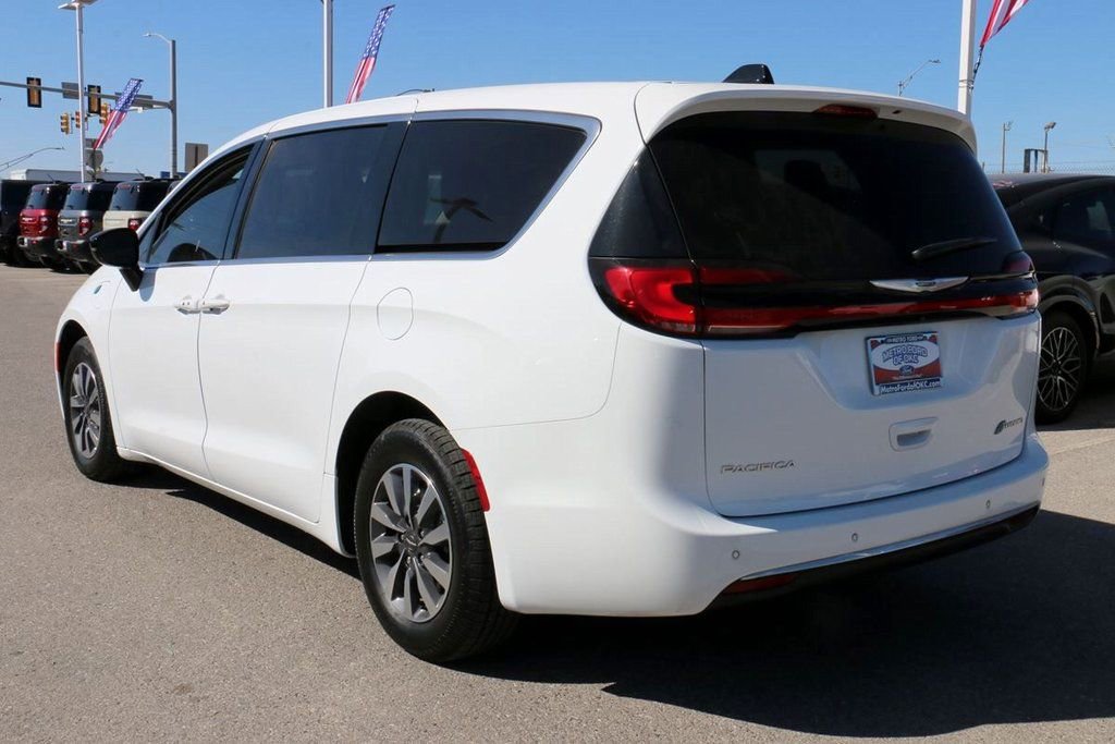 Used 2024 Chrysler Pacifica Select image 7