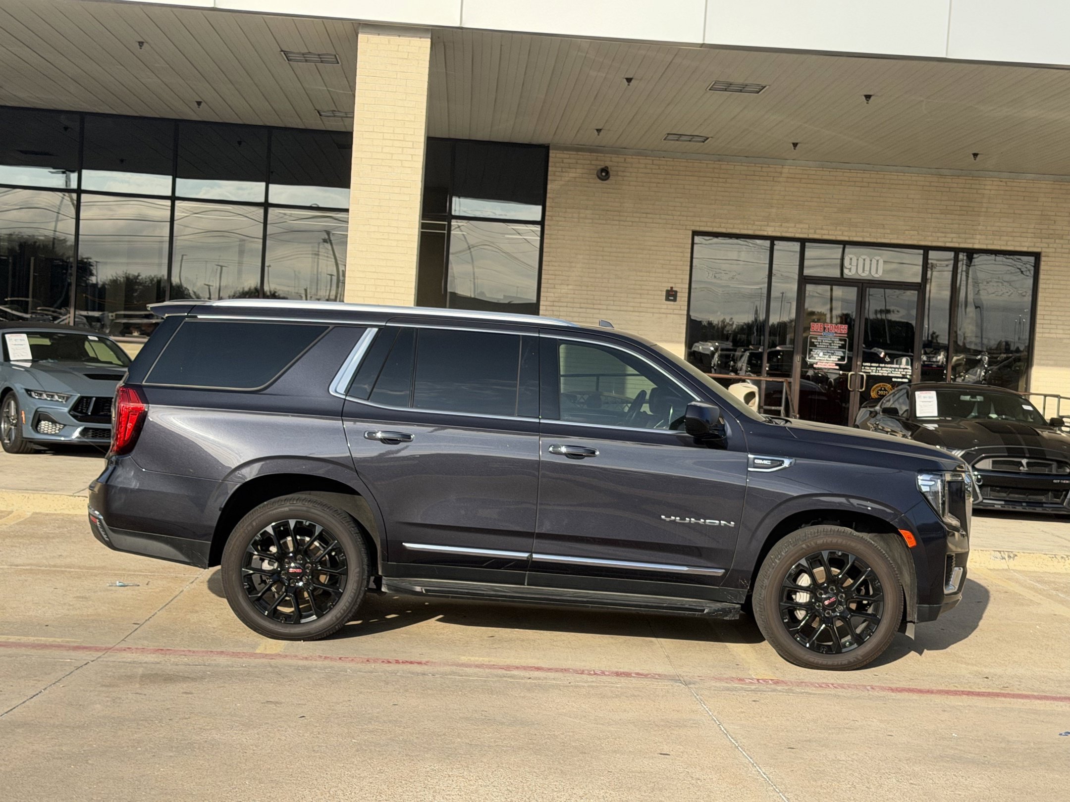 Used 2023 GMC Yukon SLT AWD/4WD image 3
