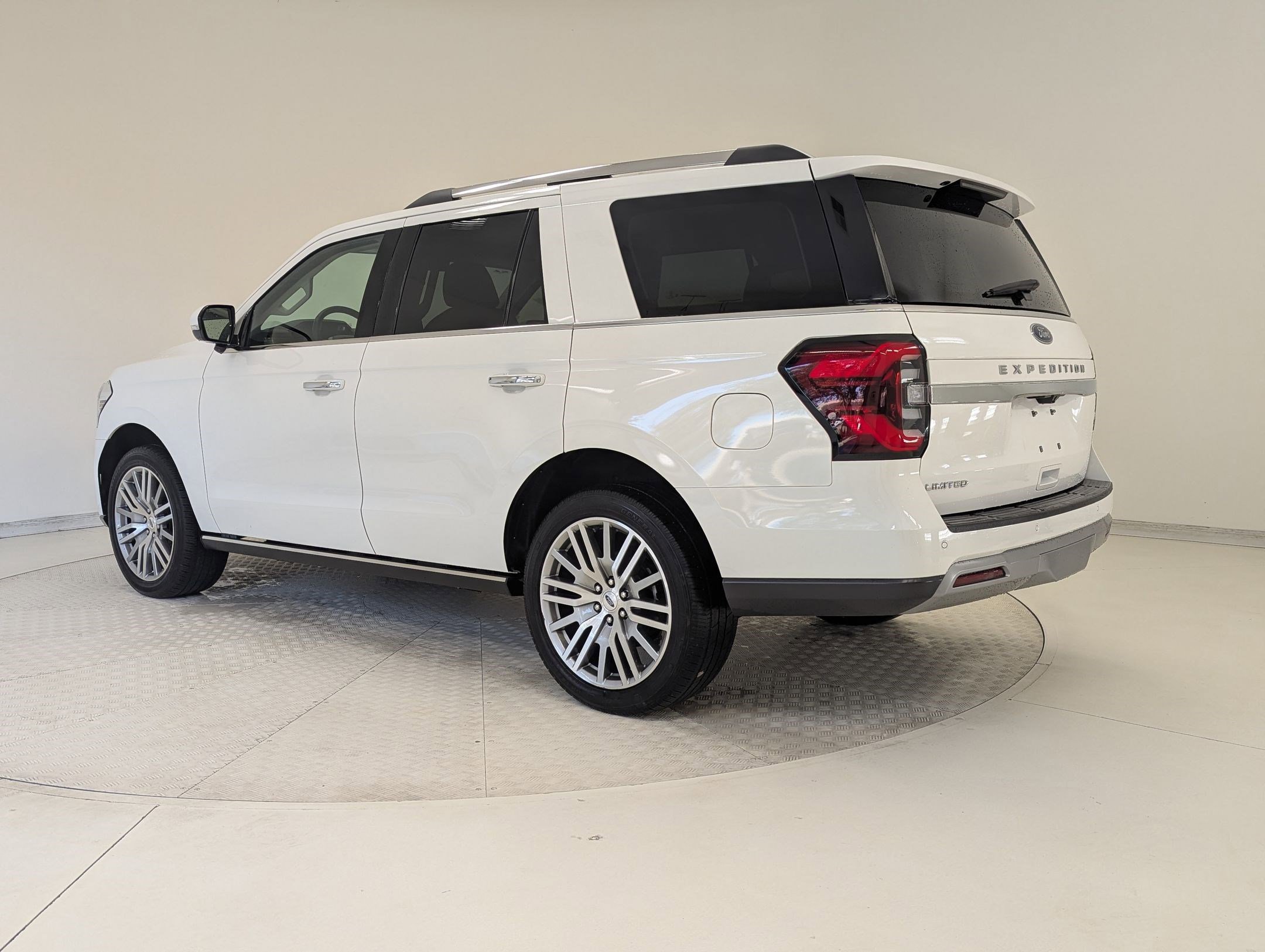 Certified 2023 Ford Expedition Limited image 3