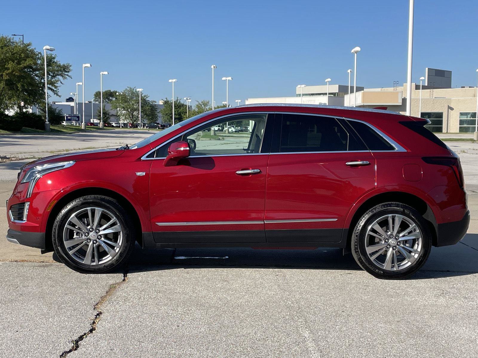 Used 2025 Cadillac XT5 Premium Luxury w/ Technology Package AWD/4WD image 2