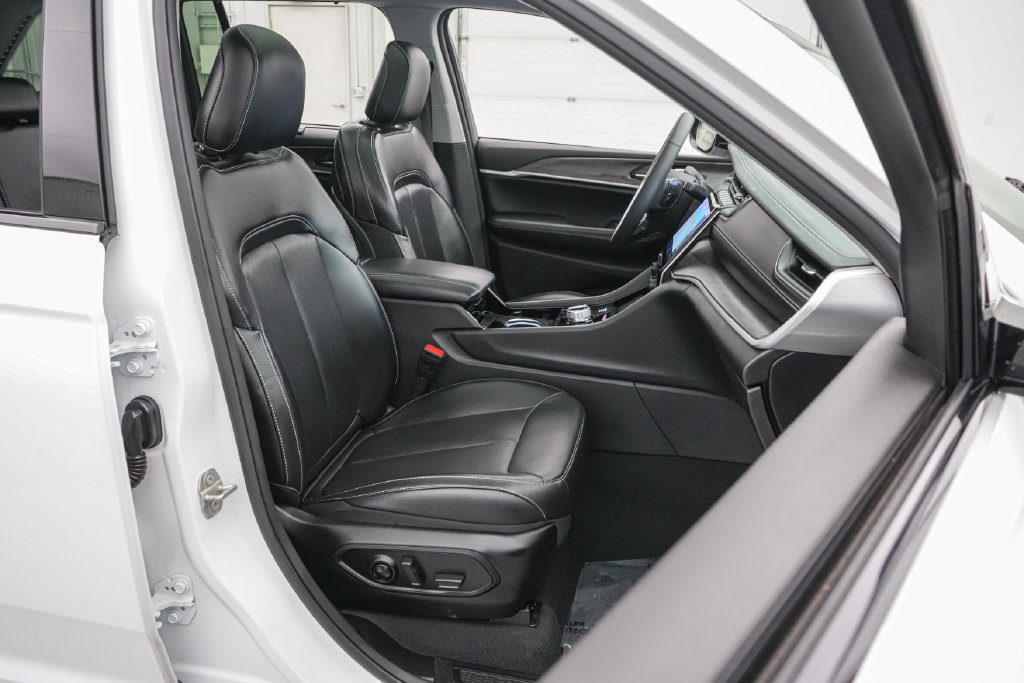 Used 2023 Jeep Grand Cherokee Limited w/ Luxury Tech Group II AWD/4WD image 22