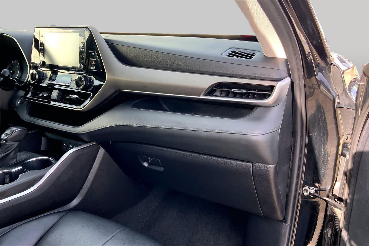 Used 2022 Toyota Highlander XLE AWD/4WD image 16