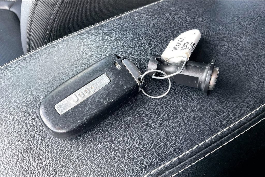 Used 2019 Jeep Cherokee Limited w/ Luxury Group FWD image 11