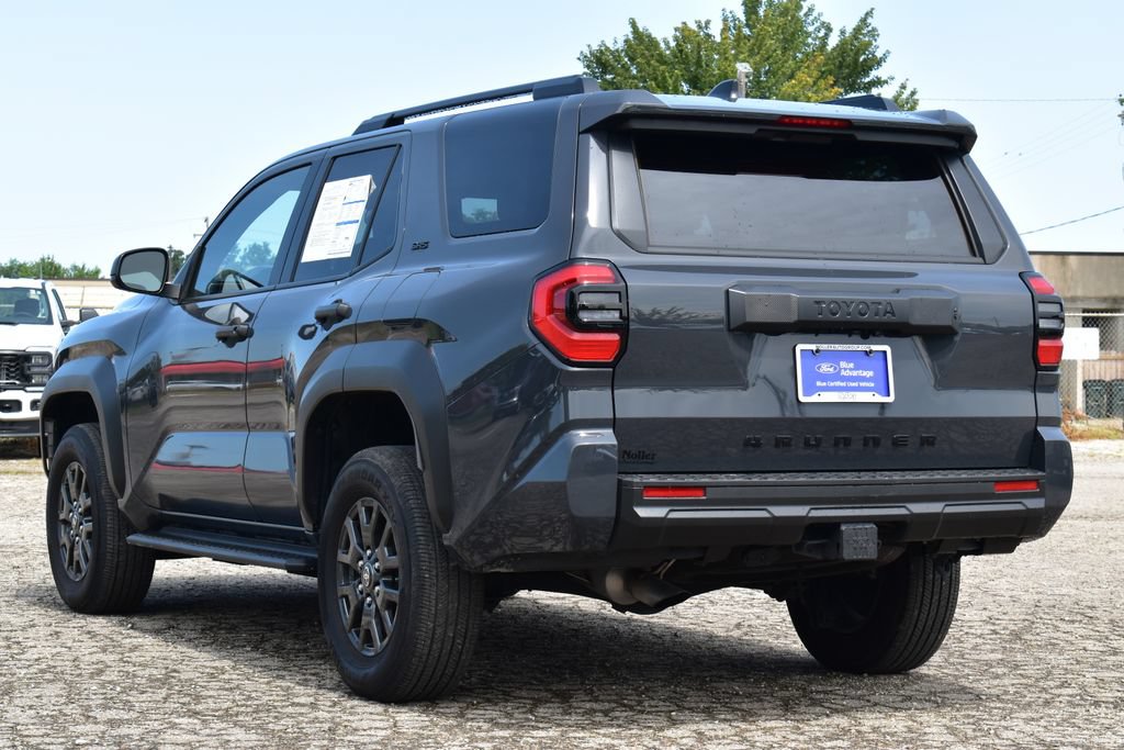 Used 2025 Toyota 4Runner SR5 AWD/4WD image 9