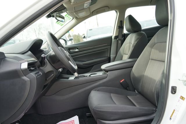 Used 2025 Nissan Altima 2.5 SV FWD image 11