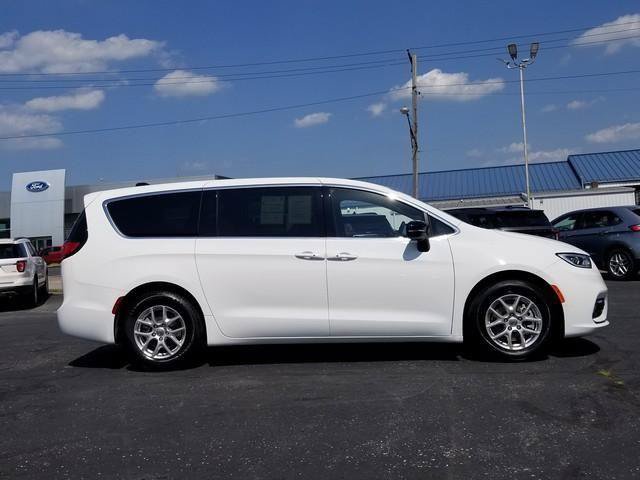Used 2025 Chrysler Pacifica Select FWD image 4